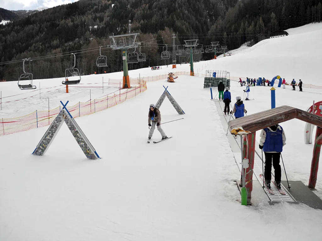 Skifahrende an einem Übungsparcours mit Toren.